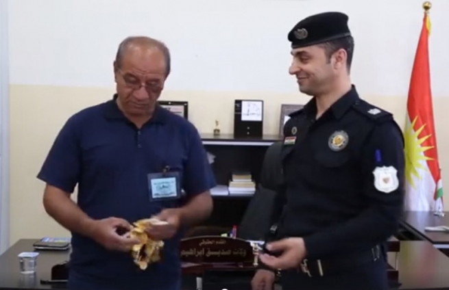  دهۆک.. شوفێرێکی تاکسی 240 گرام دەدۆزێتەوە و رادەستی پۆلیسی دەکات 